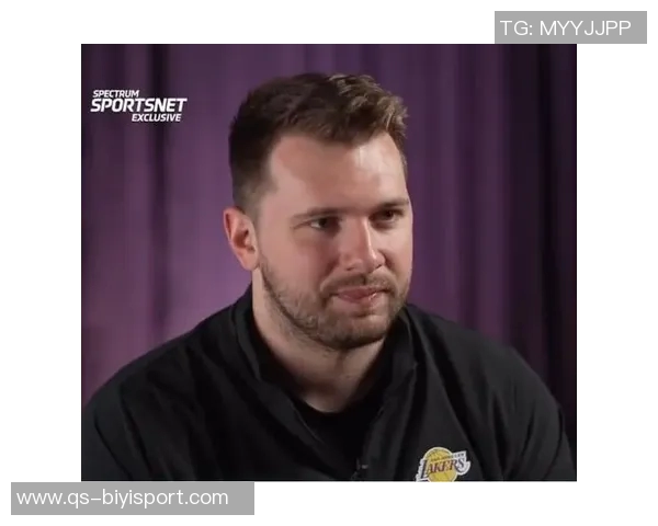 东契奇向里夫斯展示扭伤手指里夫斯惊呼难以置信的反应引发热议 东契奇向里夫斯展示扭伤手指里夫斯惊呼难以置信的反应引发热议