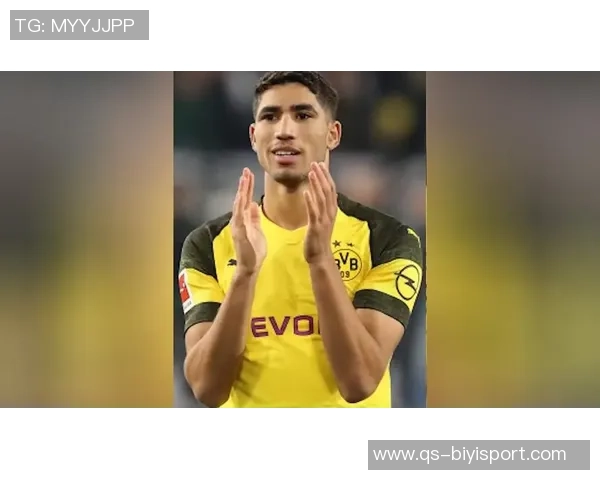 阿什拉夫积极恢复中观看皇马比赛与朋友聚会依靠助行器行走展现乐观态度