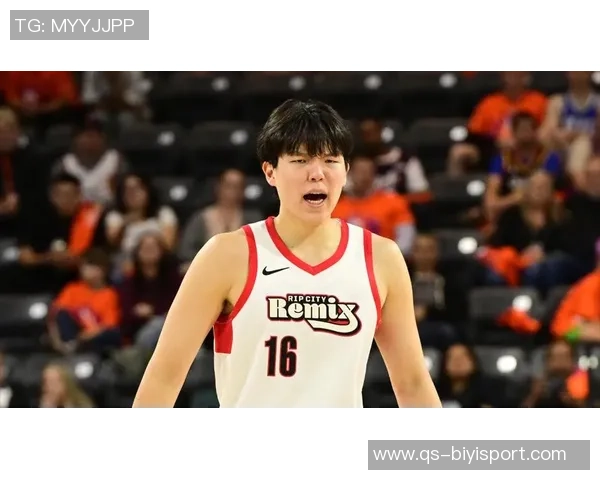 杨瀚森防守表现不佳面对挡拆和波斯特三分显得犹豫不决