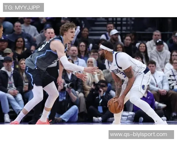 独行侠训练照曝光弗拉格与安东尼戴维斯激烈对抗展现竞争精神