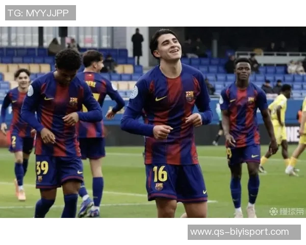 弗里克手握加维球衣与西超杯奖杯合影球员现场观战决赛引关注